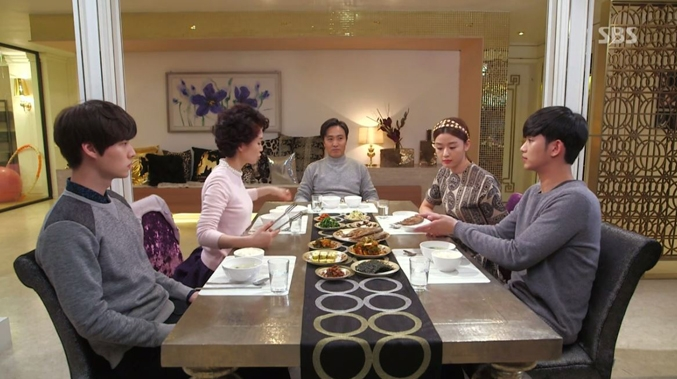 The alien from My Love From The Star eats with his girlfriend's family
