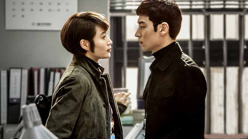Park Hae-young and Cha Soo-Hyun stare into each other's eyes in a way that does not seem entirely collegiate