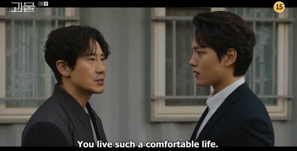 Dong-shik talking to Joo-won with a mocking looking on his face. He's saying, "You live such a comfortable life".