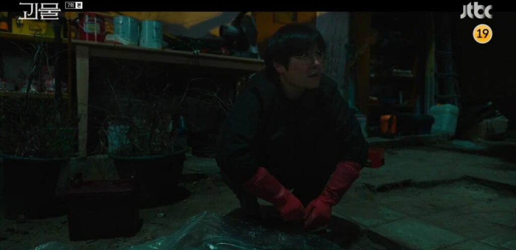 Jin-mook unearthing the kimchi pot in which he stashed his daughter's dead body