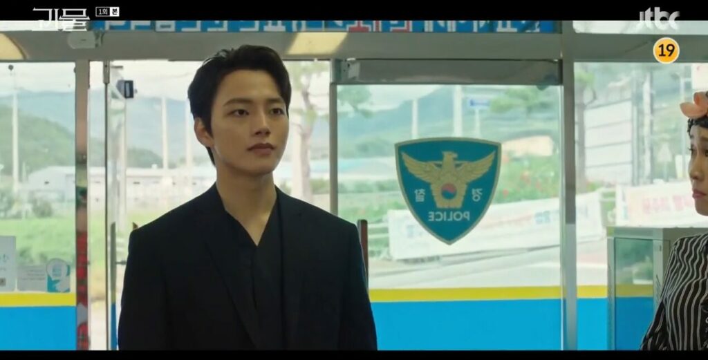 Recent transfer, Joo-won, entering Manywang station. Perfectly coiffed and hiding his true intentions