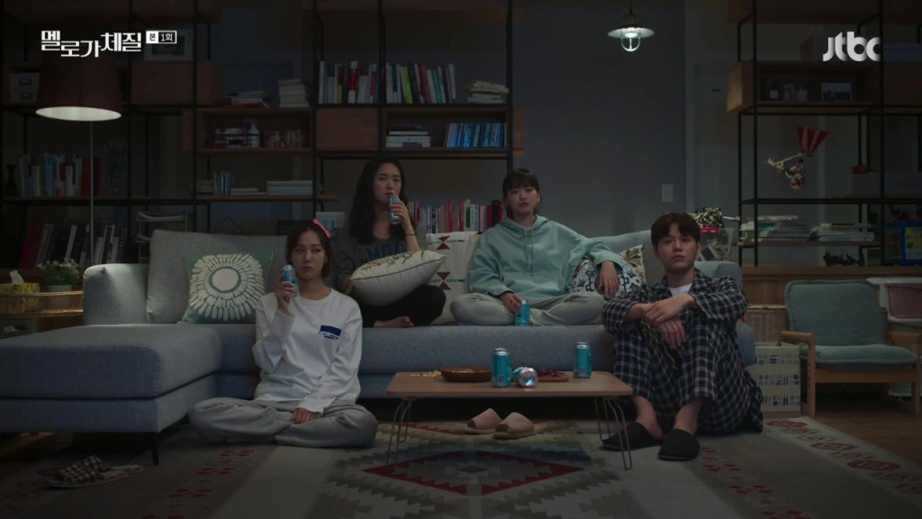 The little found family in Be Melo drinks beer while watching dramas